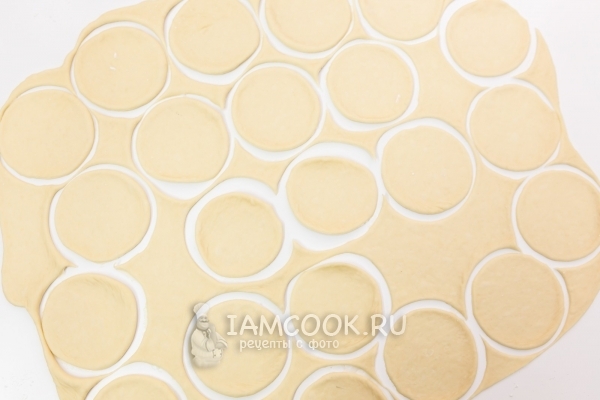 Раскатать и вырезать кружки из теста