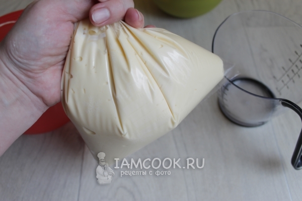 Переложить крем в пакет