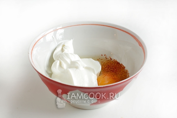 Смешать яйцо, сметану, перец и соль