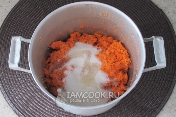 Добавить сахар и масло