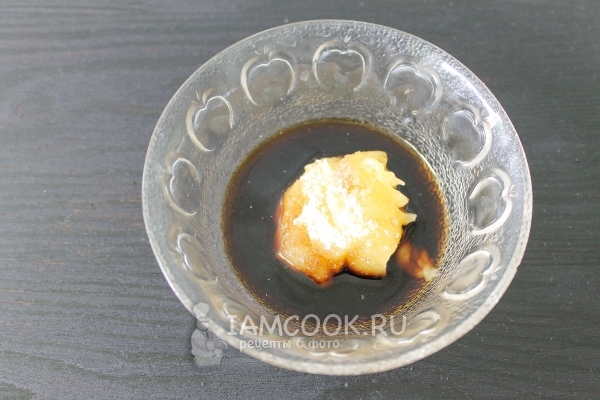 Соединить мед и соевый соус