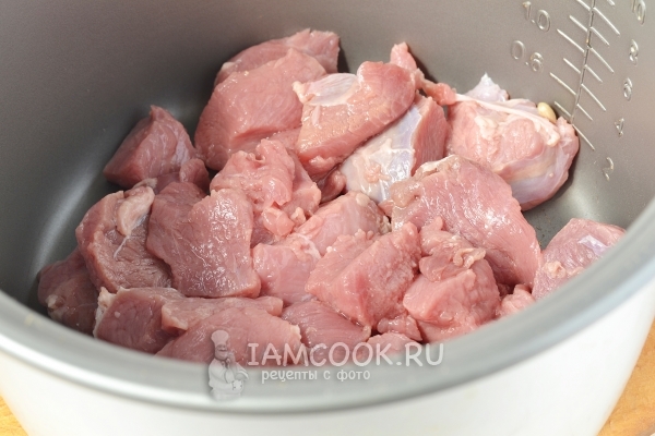 Положить мясо в мультиварку