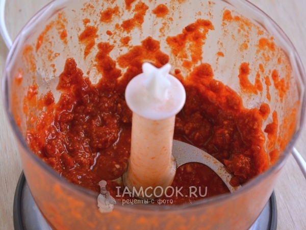 Измельчить перец и чеснок в блендере