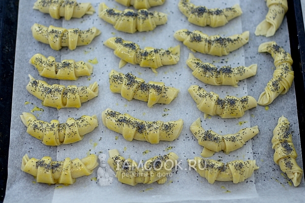 Смазать яйцом и посыпать маком