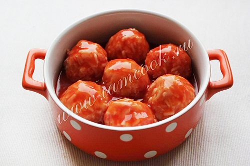 Заливаем тефтели томатным соком