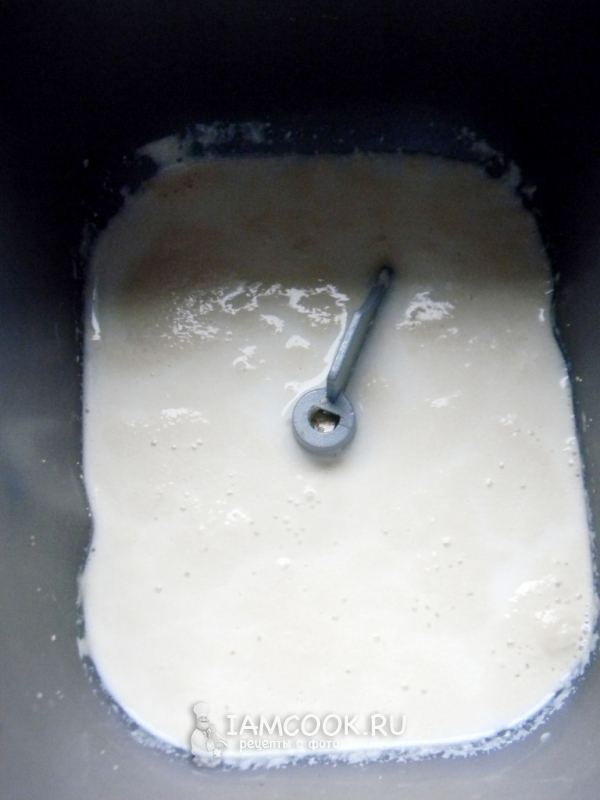 Смешать молоко с сахаром и дрожжами