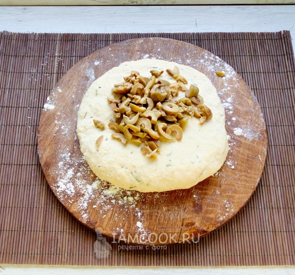 Замесить тесто и добавить оливки