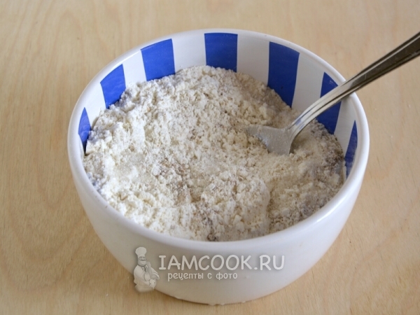 Смешать муку, сахар и разрыхлитель