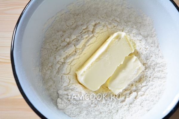 Соединить муку с маслом