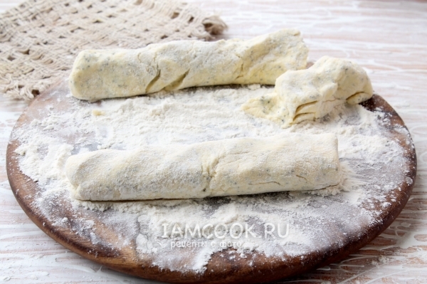 Скатать из теста колбаски