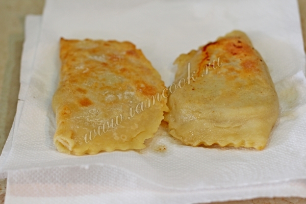 Чебуреки жаренные на бумажной салфетке