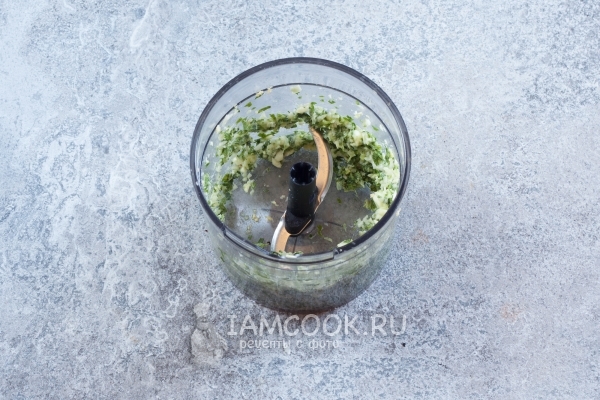 Измельчить сало с чесноком и петрушкой