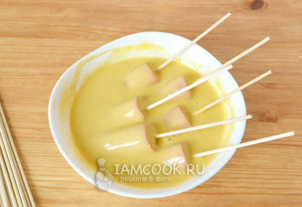 Обмакнуть сосиски в кляр