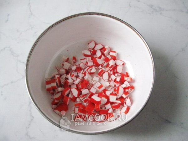 Порезать крабовые палочки