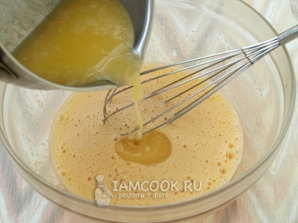 Влить масло