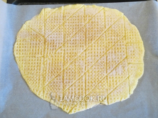 Сделать надрезы на тесте