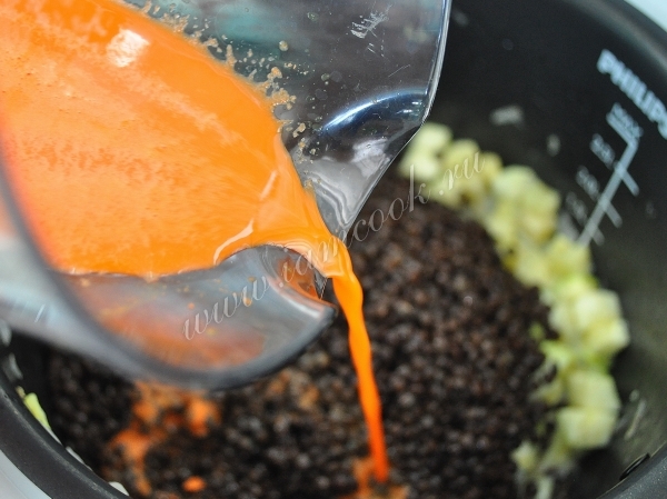 Влить морковный сок