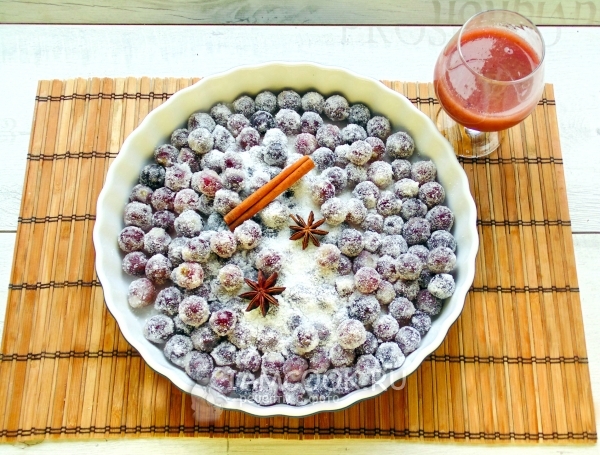 Посыпать виноград сахаром и корицей