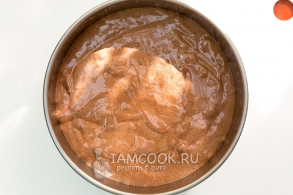 Перелить тесто в форму