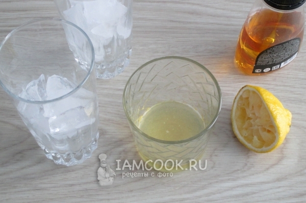 Смешать сок лимона и сироп