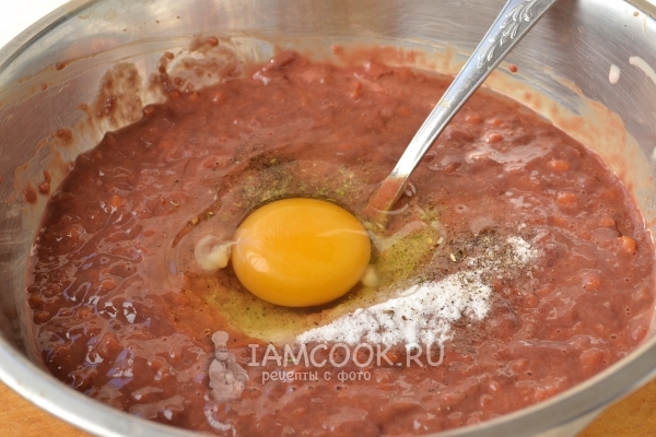 Добавить яйцо и специи