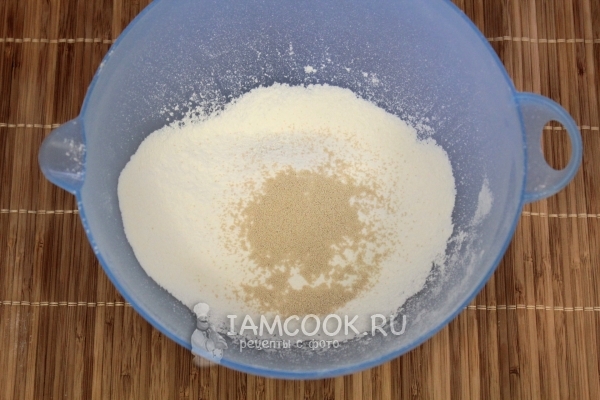 Смешать муку с дрожжами
