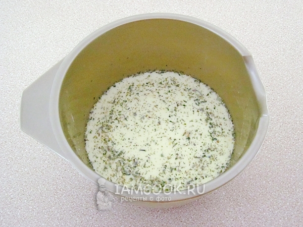 Смешать молоко, яйца и приправу