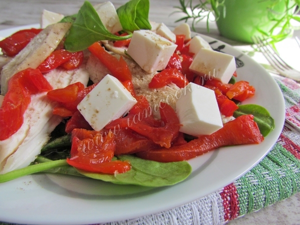 Куриный салат со шпинатом и сладким перцем