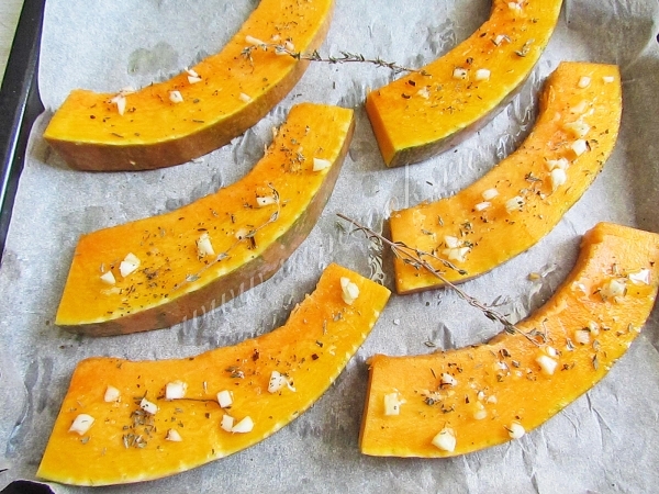 Запекаем тыкву с чесноком