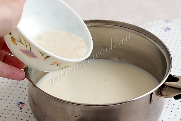 Влить дрожжи в тесто