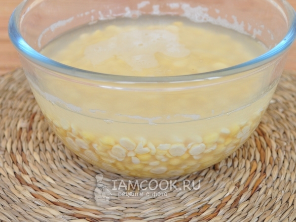 Залить горох водой