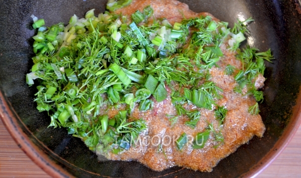 Соединить икру с зеленью