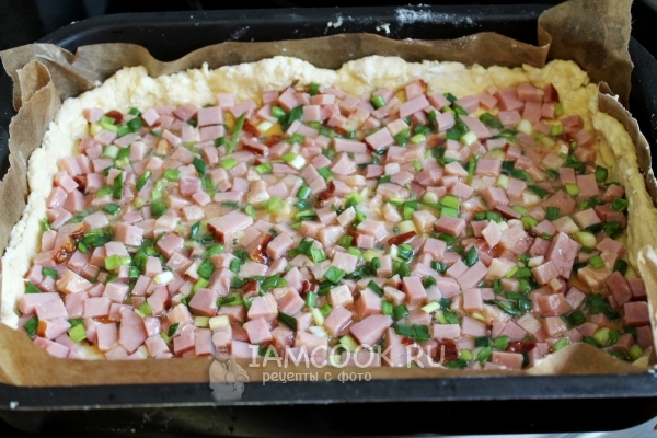 Выложить на тесто начинку