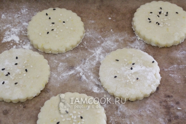 Присыпать кунжутом