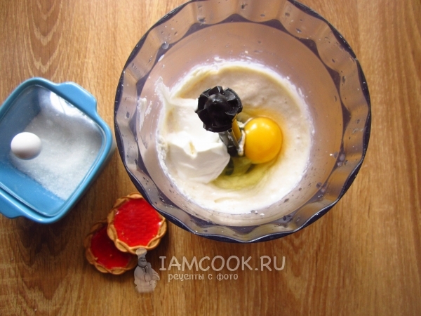 Положить яйцо и сметану