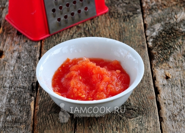 Натереть на терке помидор