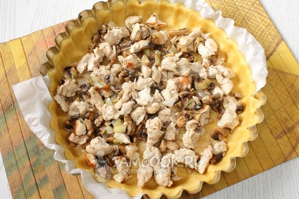 Выложить на тесто начинку