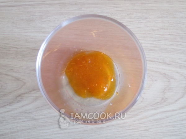 Положить в чашу варенье