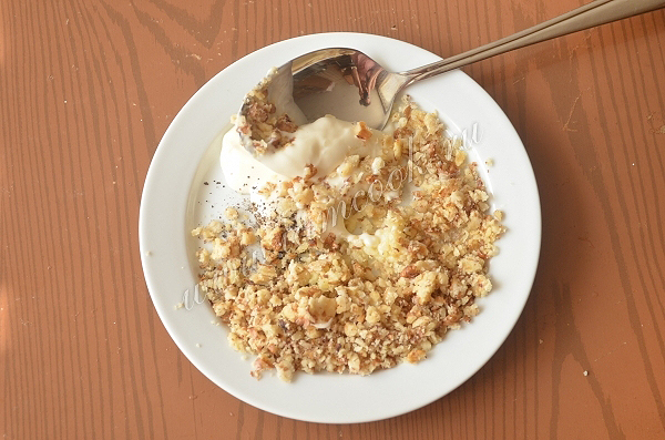 Простой салат из краснокочанной капусты, курицы и грецких орехов