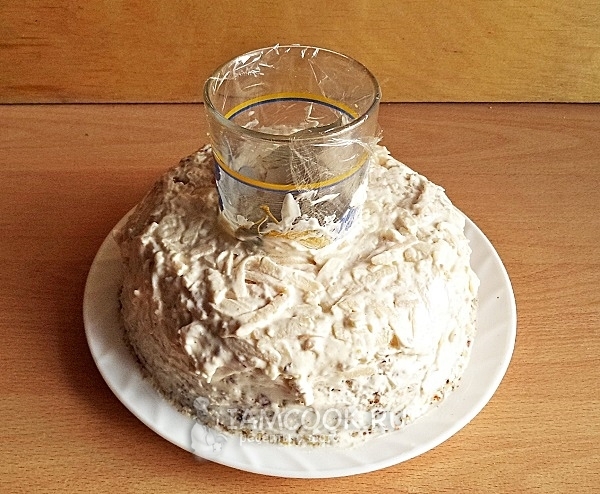 Положить слой яблок с майонезом