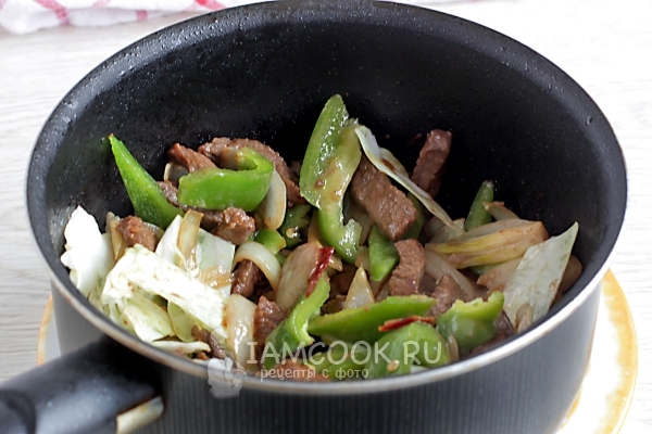 Положить перец и капусту