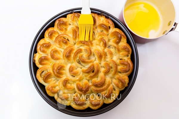 Смазать пирог маслом