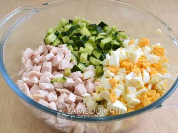 Смешать куриную грудку, яйца и огурцы