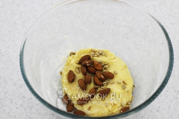 Орехи миндаль и семечки