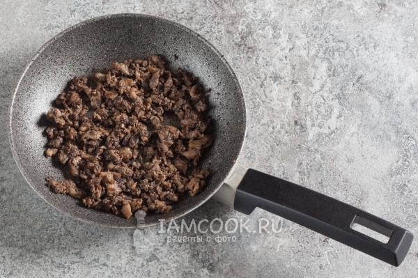 Обжарить грибы