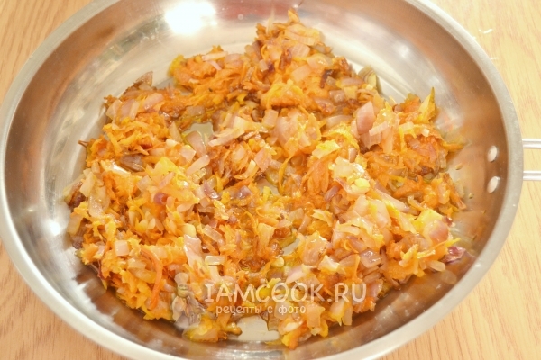 Обжарить морковь с луком