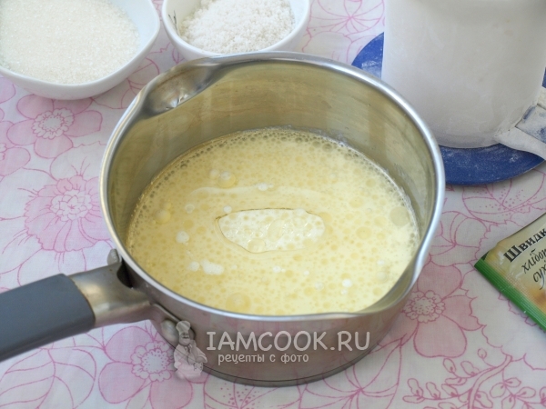 Нагреть кефир с маслом