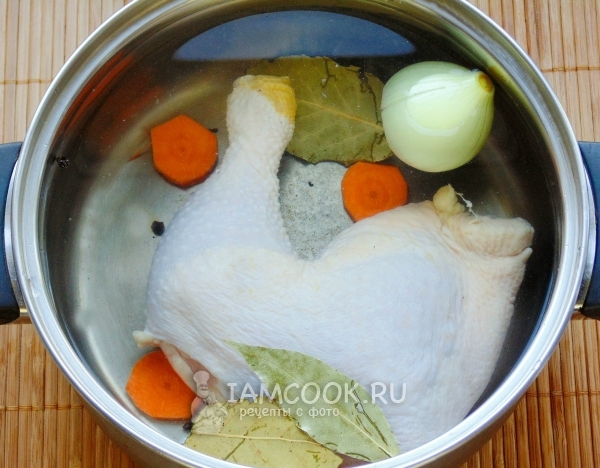 Положить в кастрюлю с водой курицу, овощи и лавровый лист