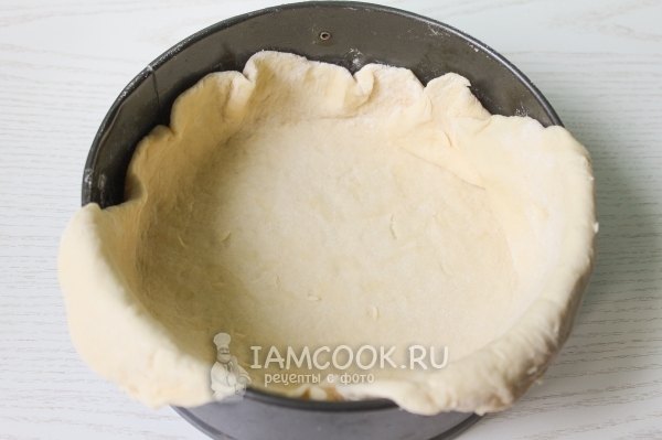 Выложить тесто в форму