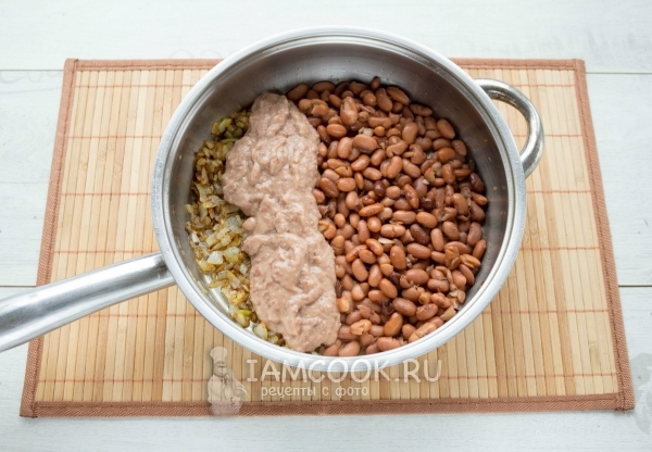 Добавить фасоль и фасолевое пюре